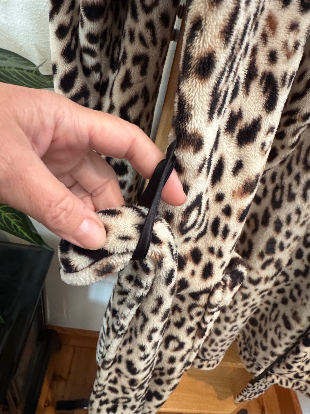 Victoria’s Secret M/L Leopard Print Plush Wrap Robe Cozy Winter Fleece - Picture 9 of 10